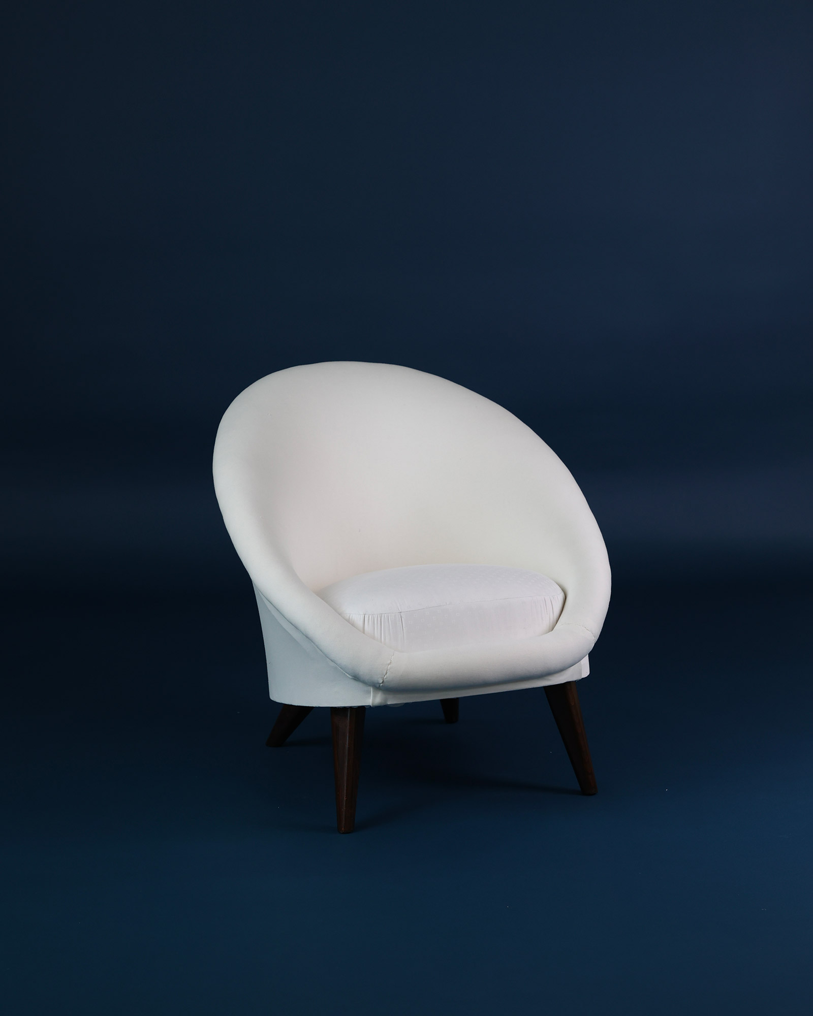 Egg armchair with fabric seat - Three-quarter view