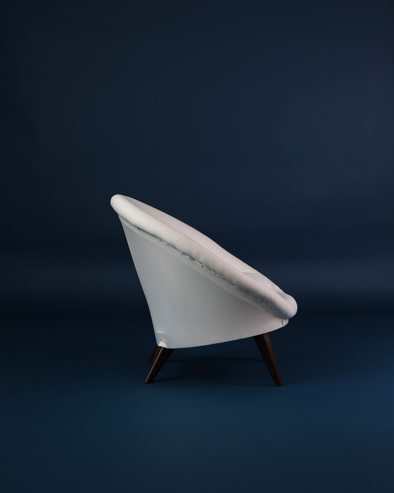 Egg armchair - Side profile view