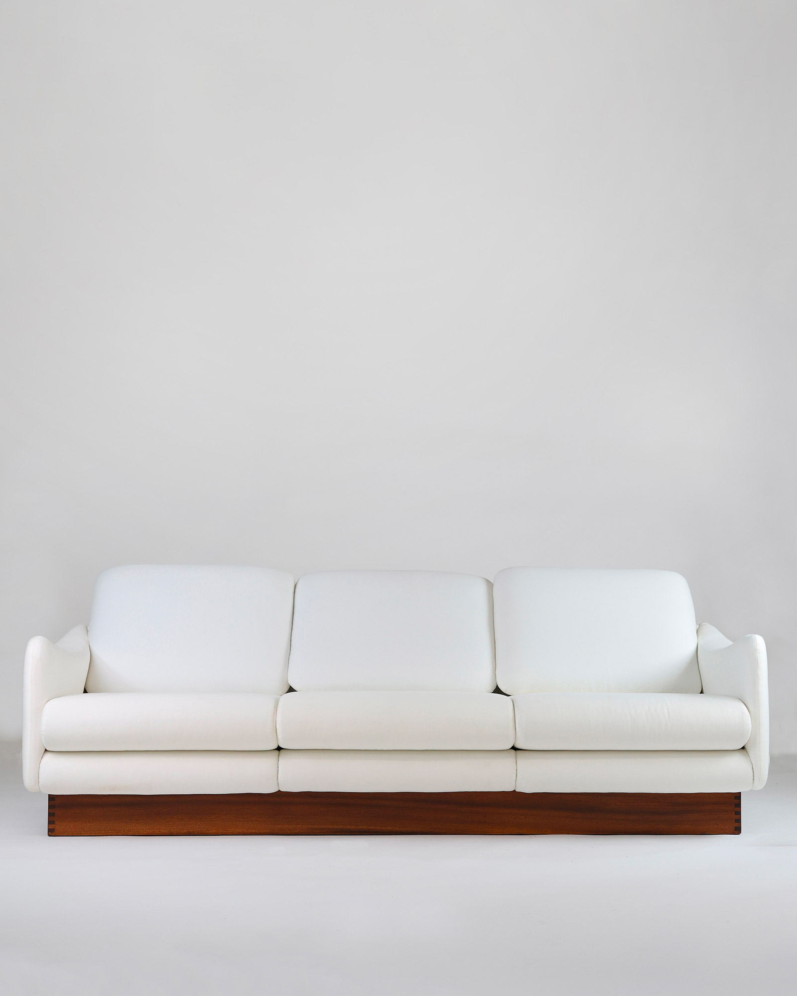Teckel sofa by Michel Mortier - overall front view showing its length