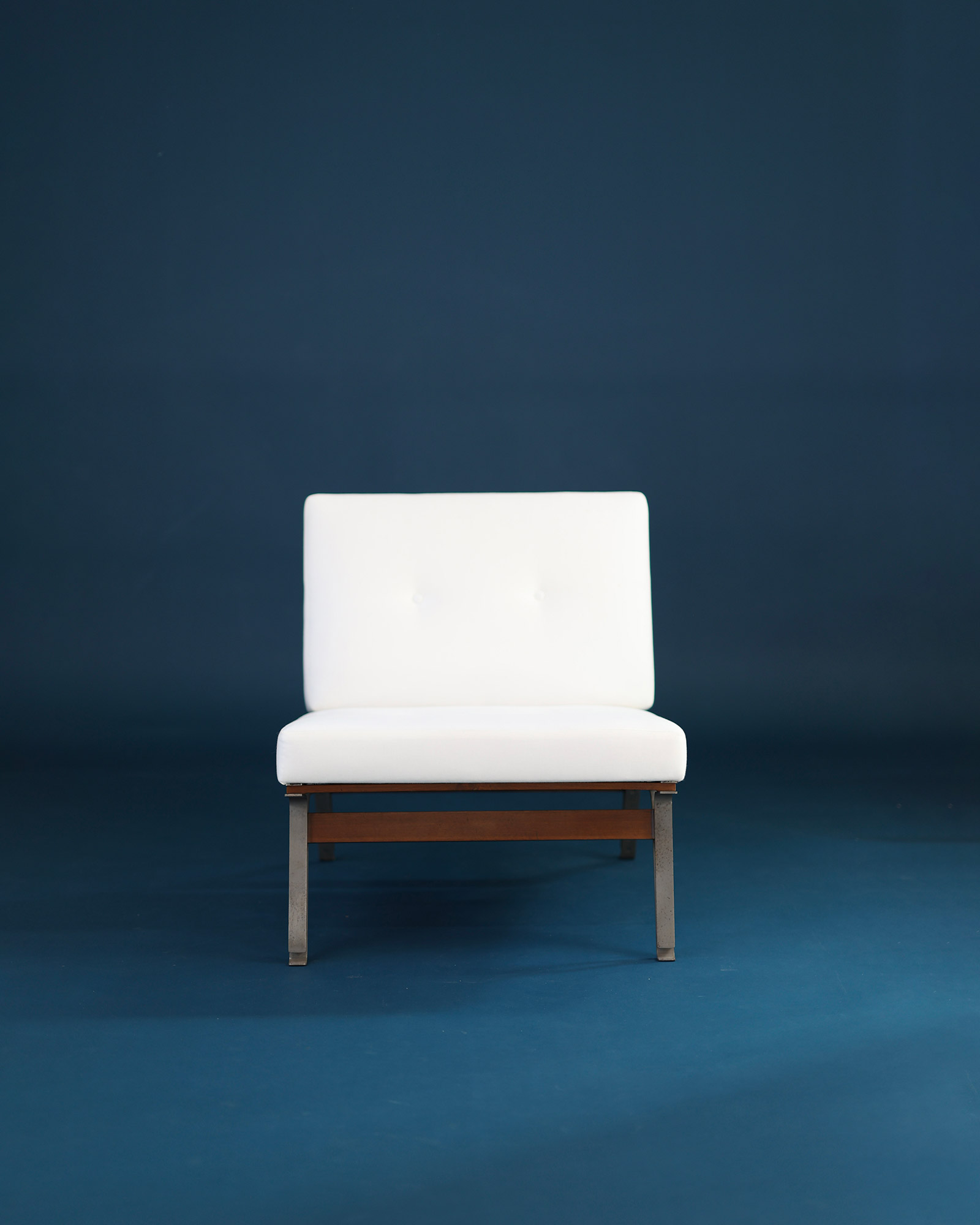 Model 856 lounge chair by Ico Parisi - full front view with white upholstery on a blue background