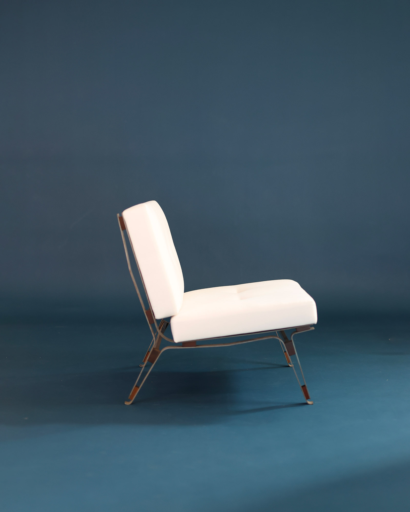 Model 856 lounge chair by Ico Parisi - side profile view showing the angular wood structure and seat incline
