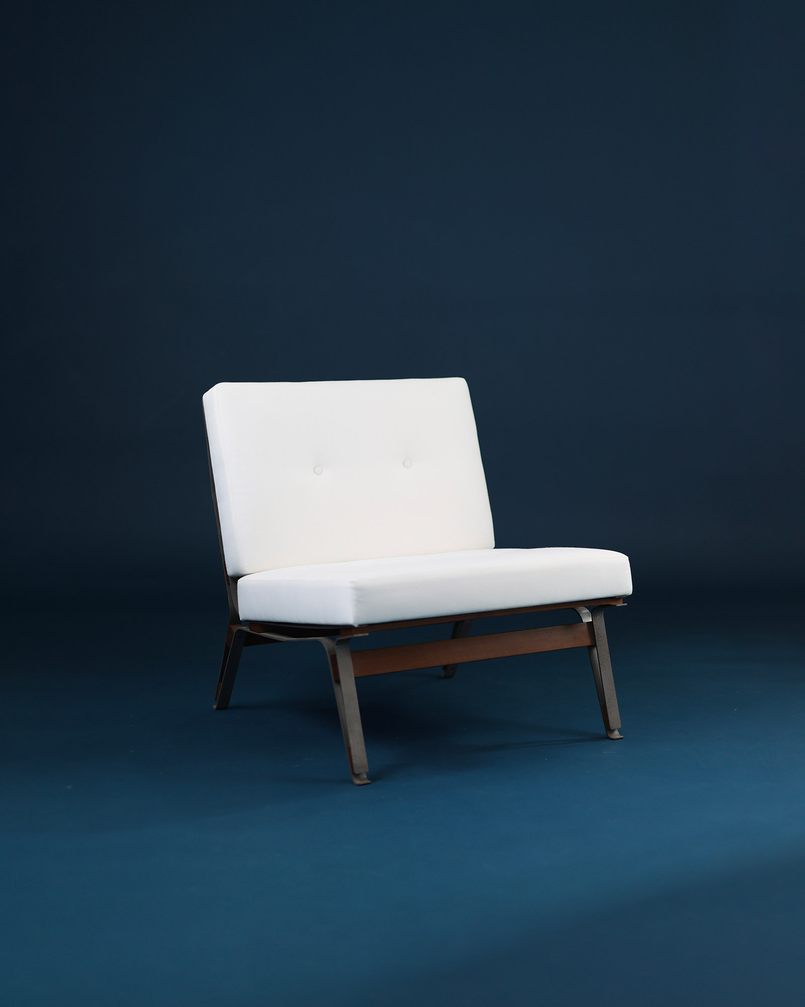 Model 856 lounge chair by Ico Parisi - three-quarter angle view highlighting the sculpted wooden frame