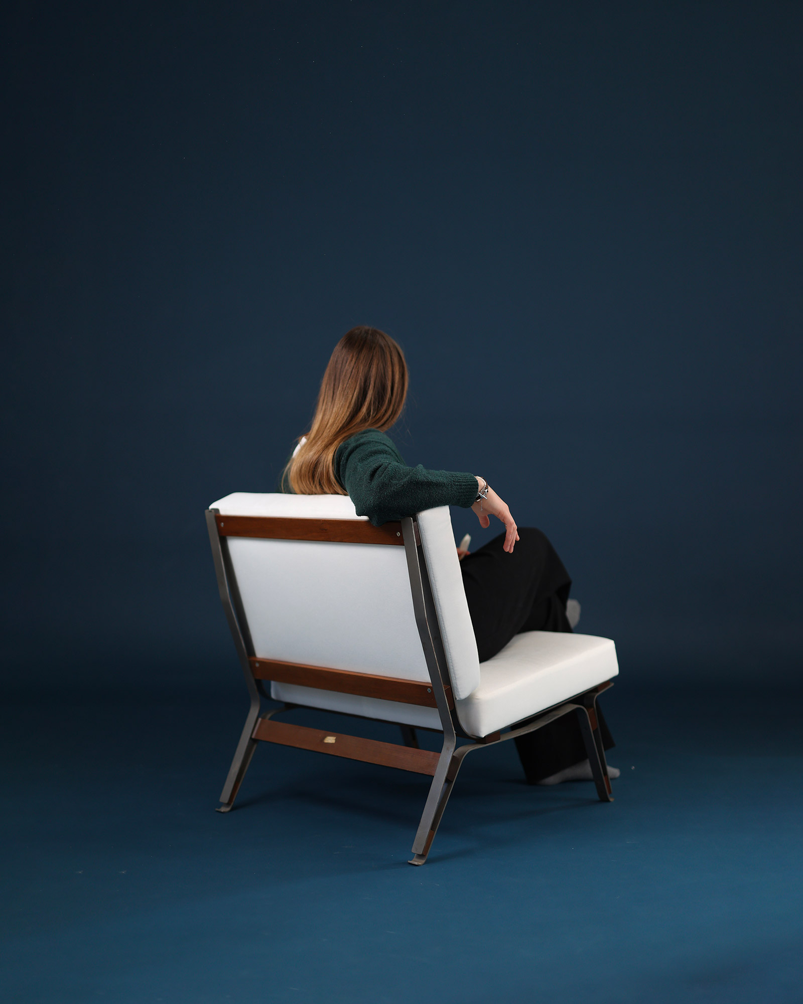 Model 856 lounge chairs by Ico Parisi - elevated perspective view on a dark blue background