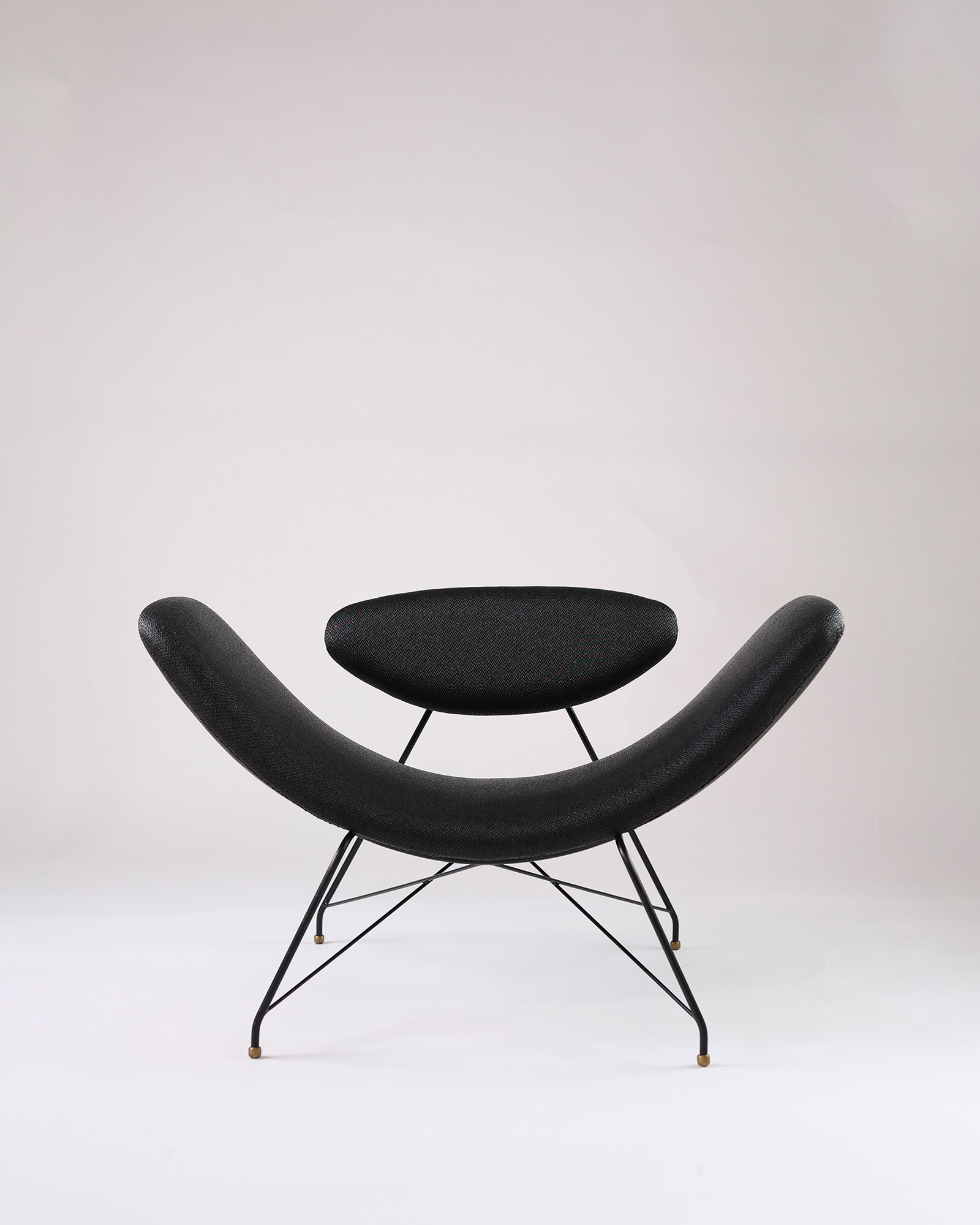 Reversível armchair by Martin Eisler and Carlo Hauner - full front view showing its curved black seat and iron frame