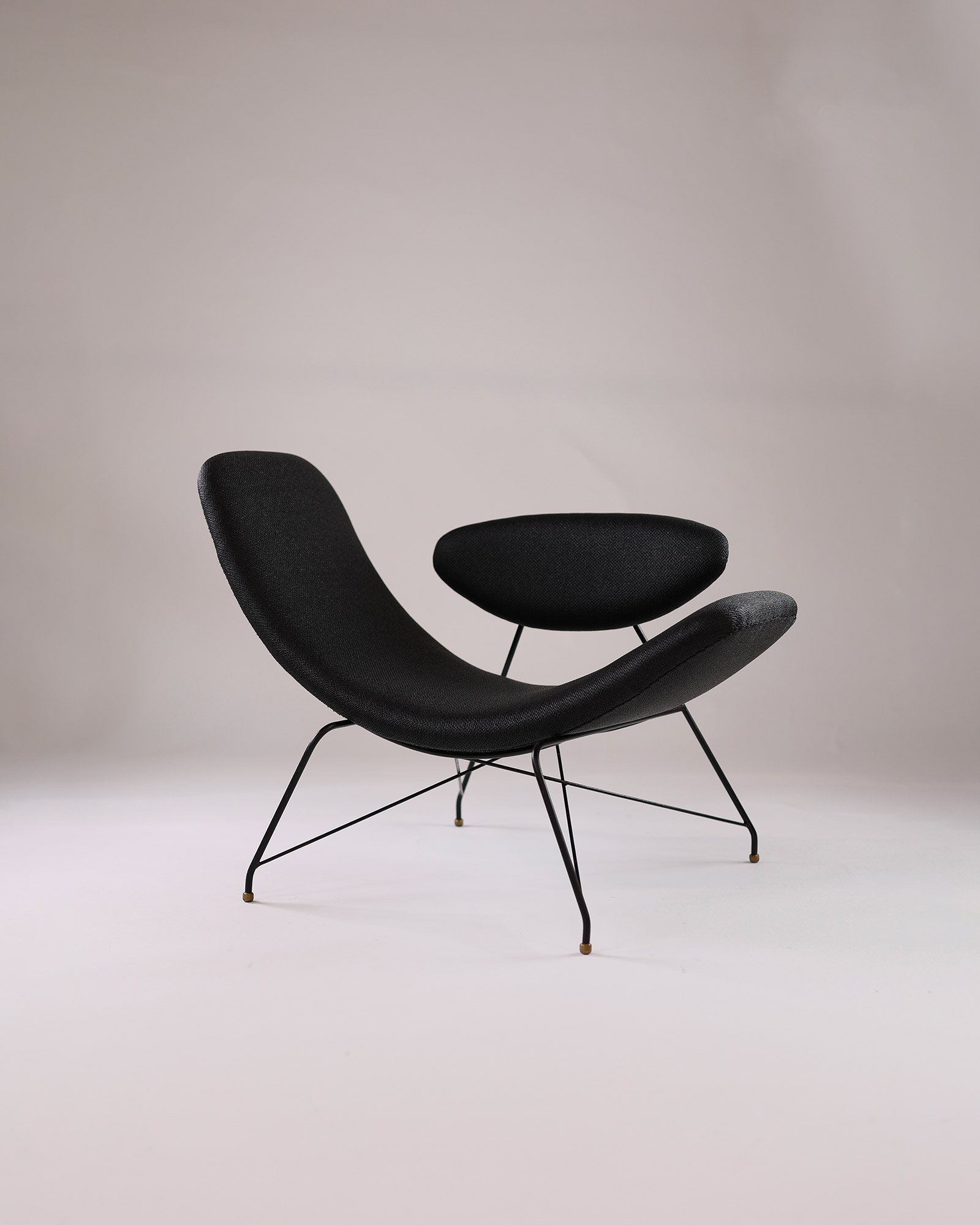Reversível armchair by Martin Eisler and Carlo Hauner - three-quarter perspective view highlighting its ergonomic shape