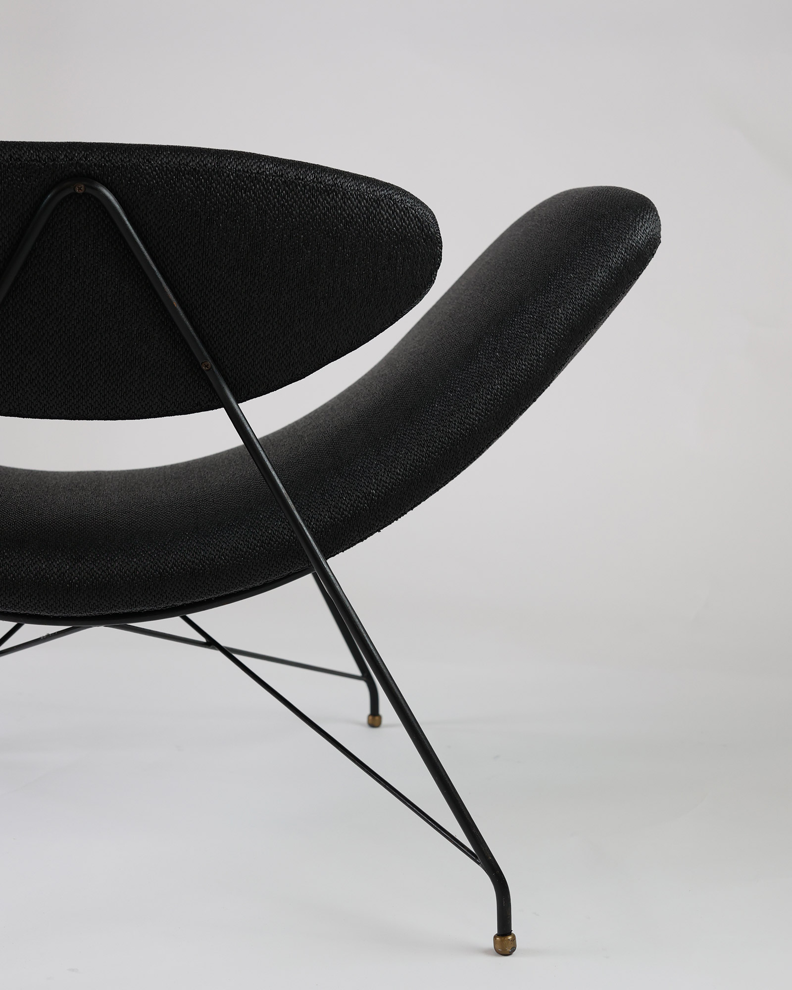 Reversível armchair by Martin Eisler and Carlo Hauner - close-up side profile detailing the seat shell and metal base