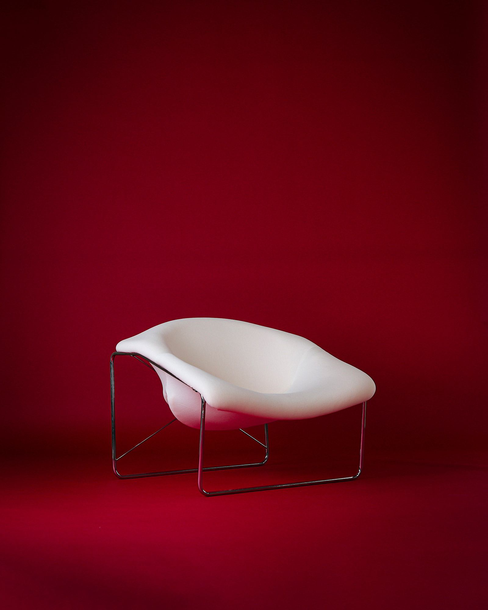 Cubique armchair by Olivier Mourgue - three-quarter perspective highlighting the cubic frame structure and seat depth