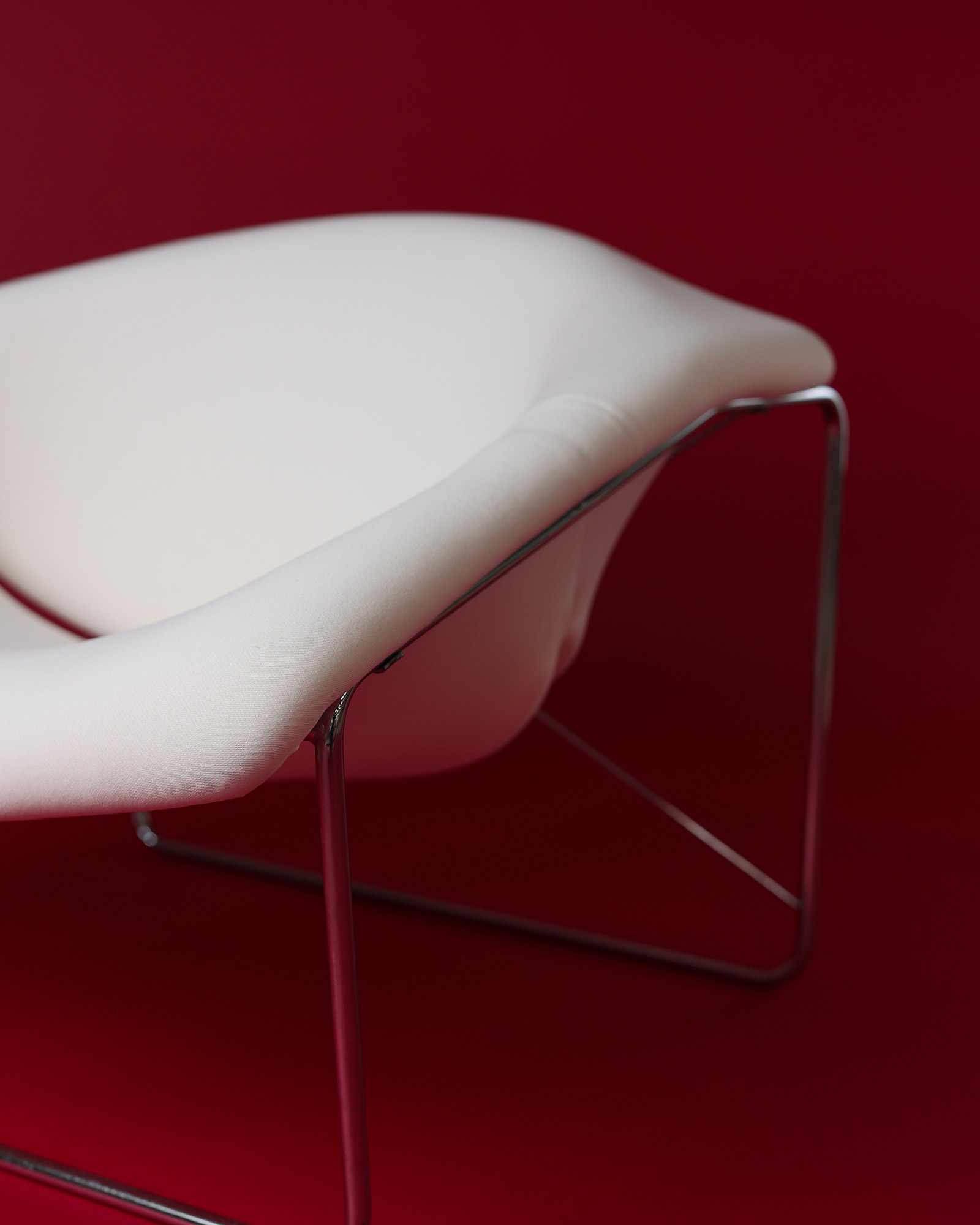 Cubique armchair by Olivier Mourgue - close-up detail focusing on the organic white cushion curve and metal joinery