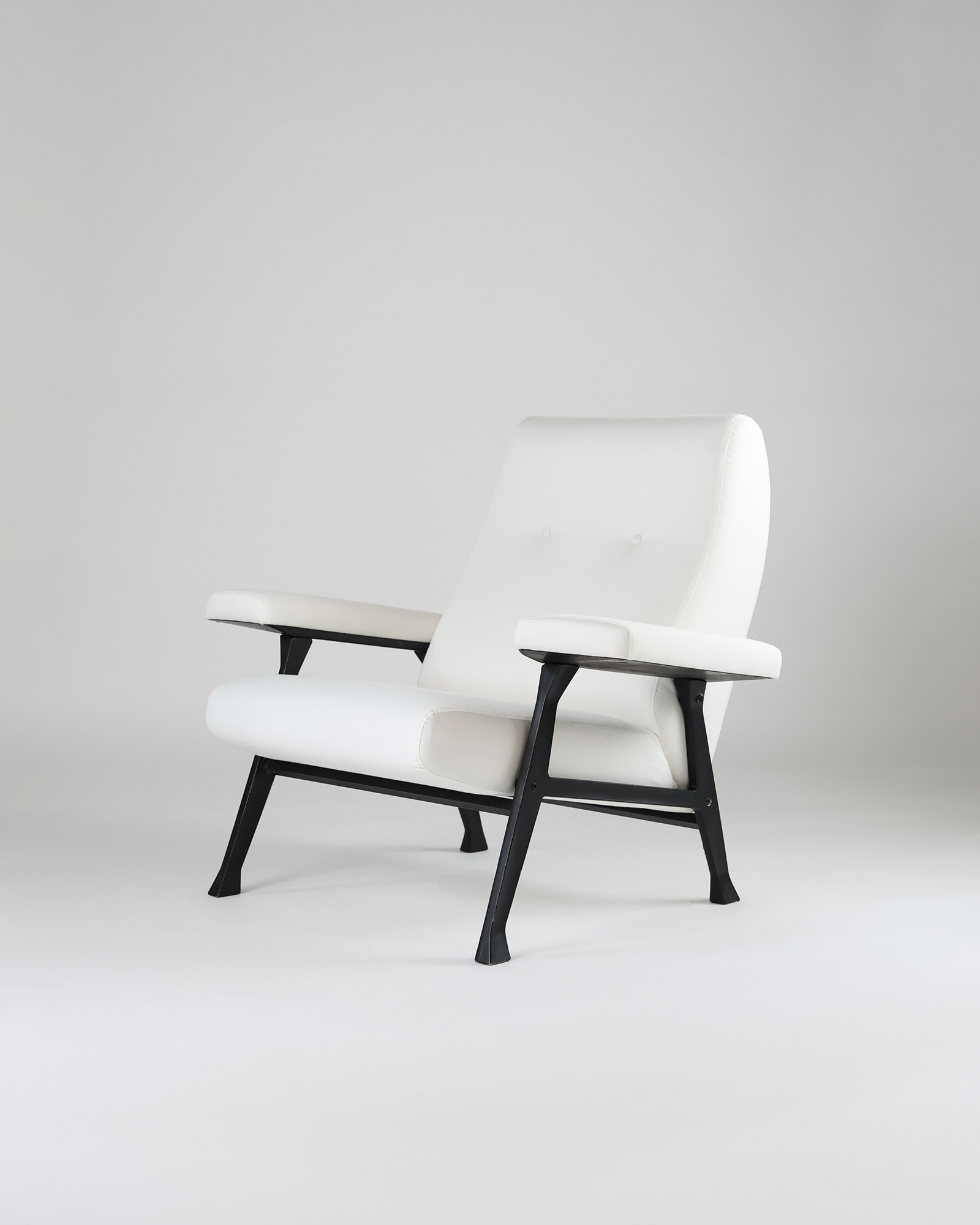 Hall armchair by Roberto Menghi - three-quarter perspective view highlighting the armrests and seat depth