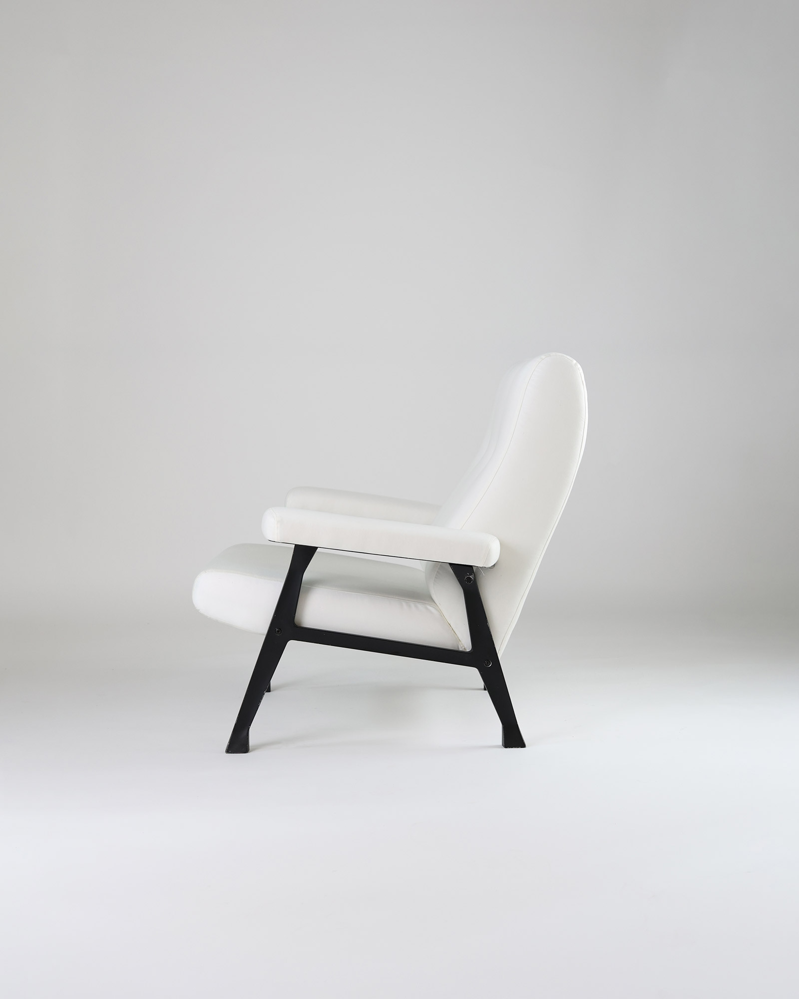 Hall armchair by Roberto Menghi - side profile view showing the seat incline and slender black metal legs