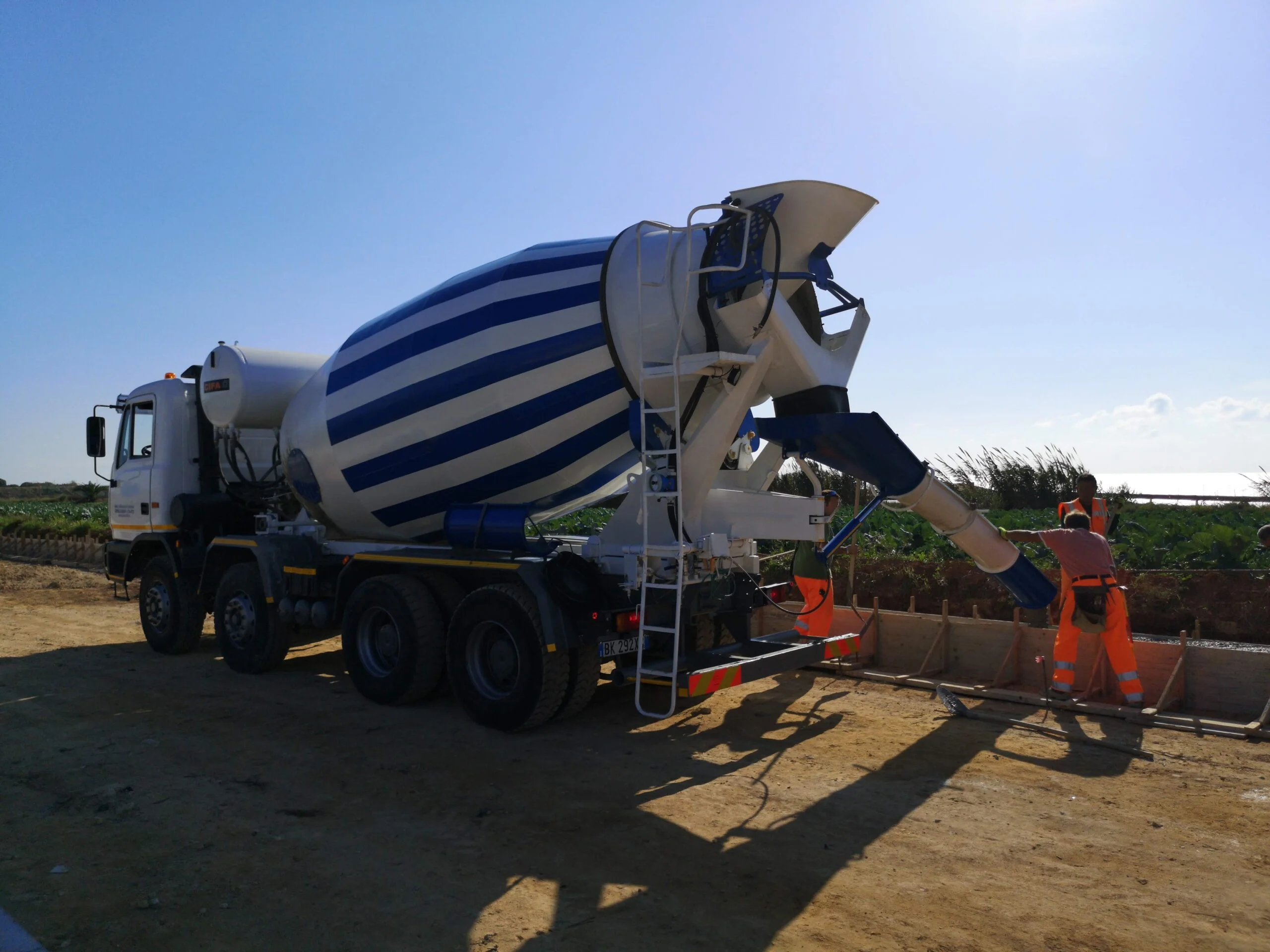 Autobetoniera LSG Calcestruzzi in fase di scarico del calcestruzzo in cantiere
