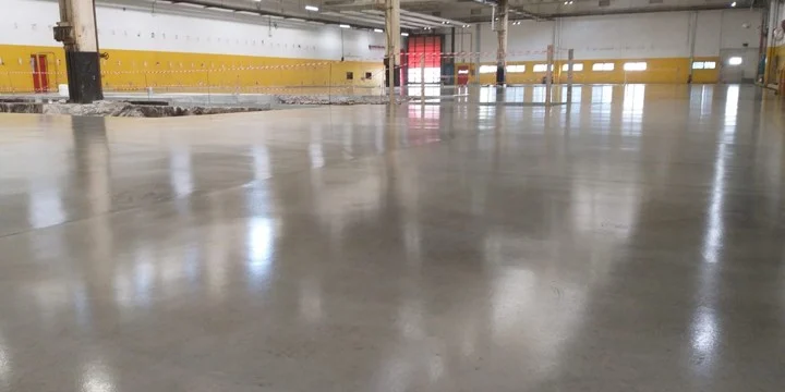 Superficie di un pavimento industriale in calcestruzzo