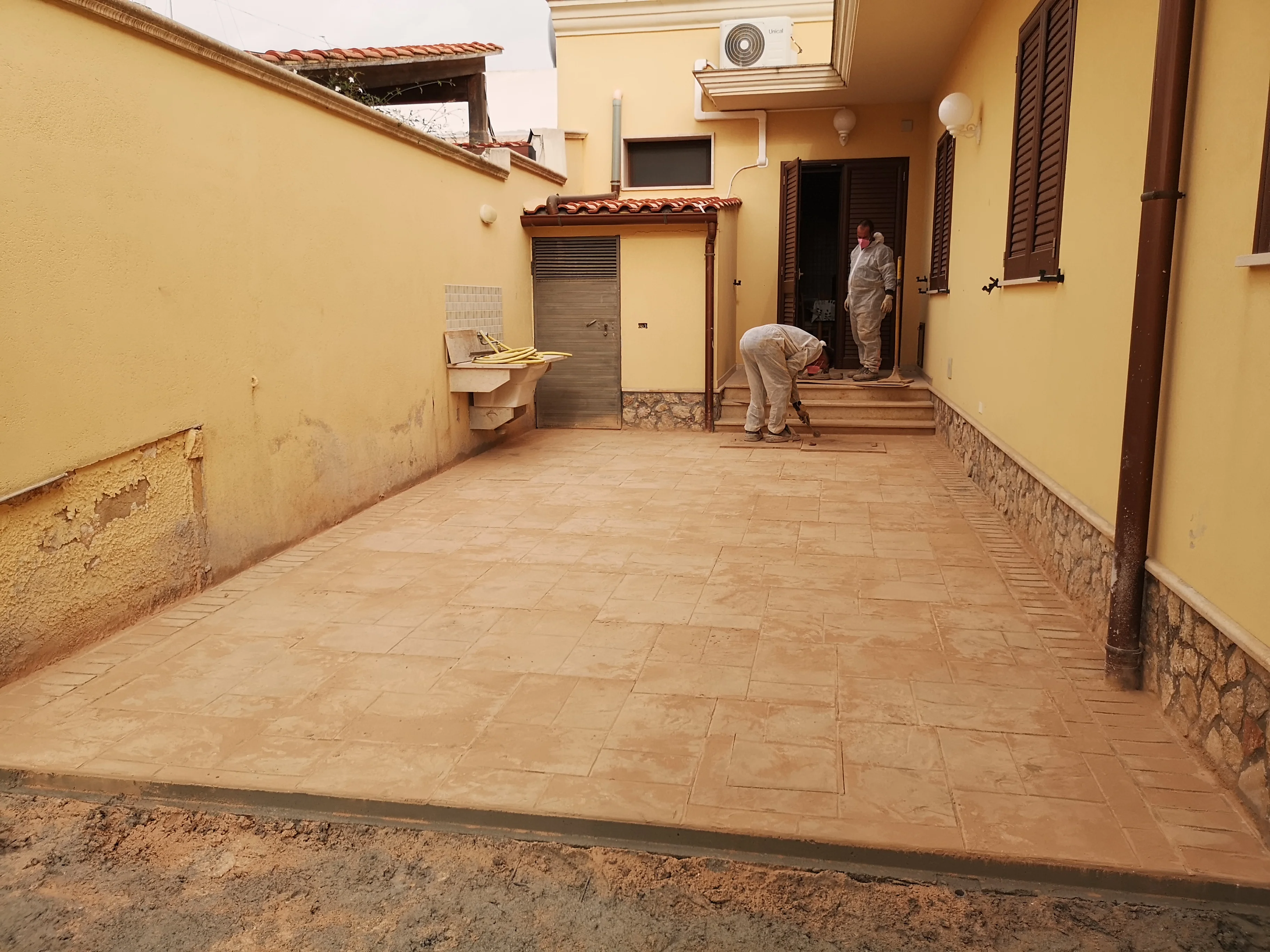Cemento stampato effetto pietra su area esterna