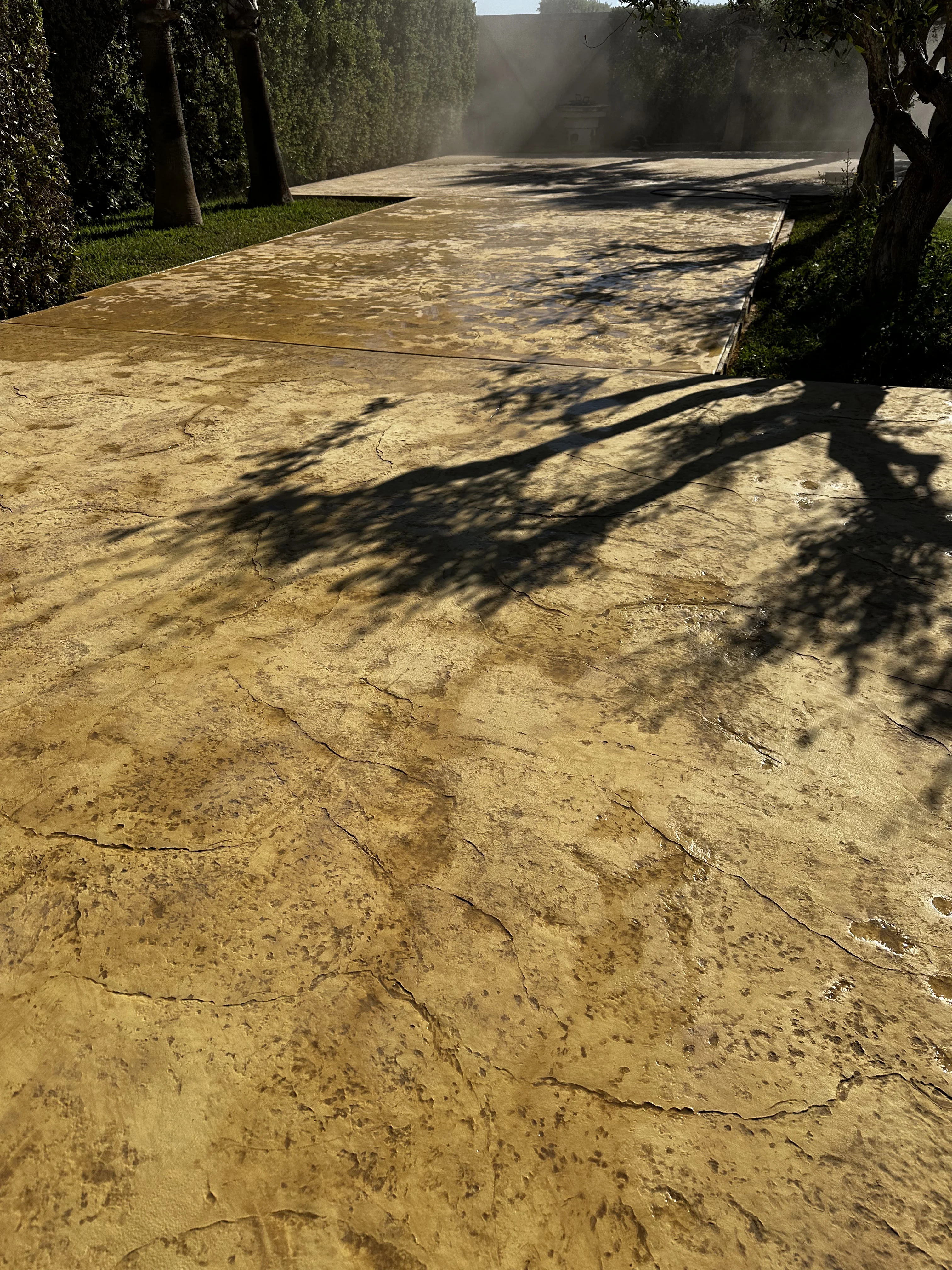 Dettaglio della texture di un pavimento in cemento stampato