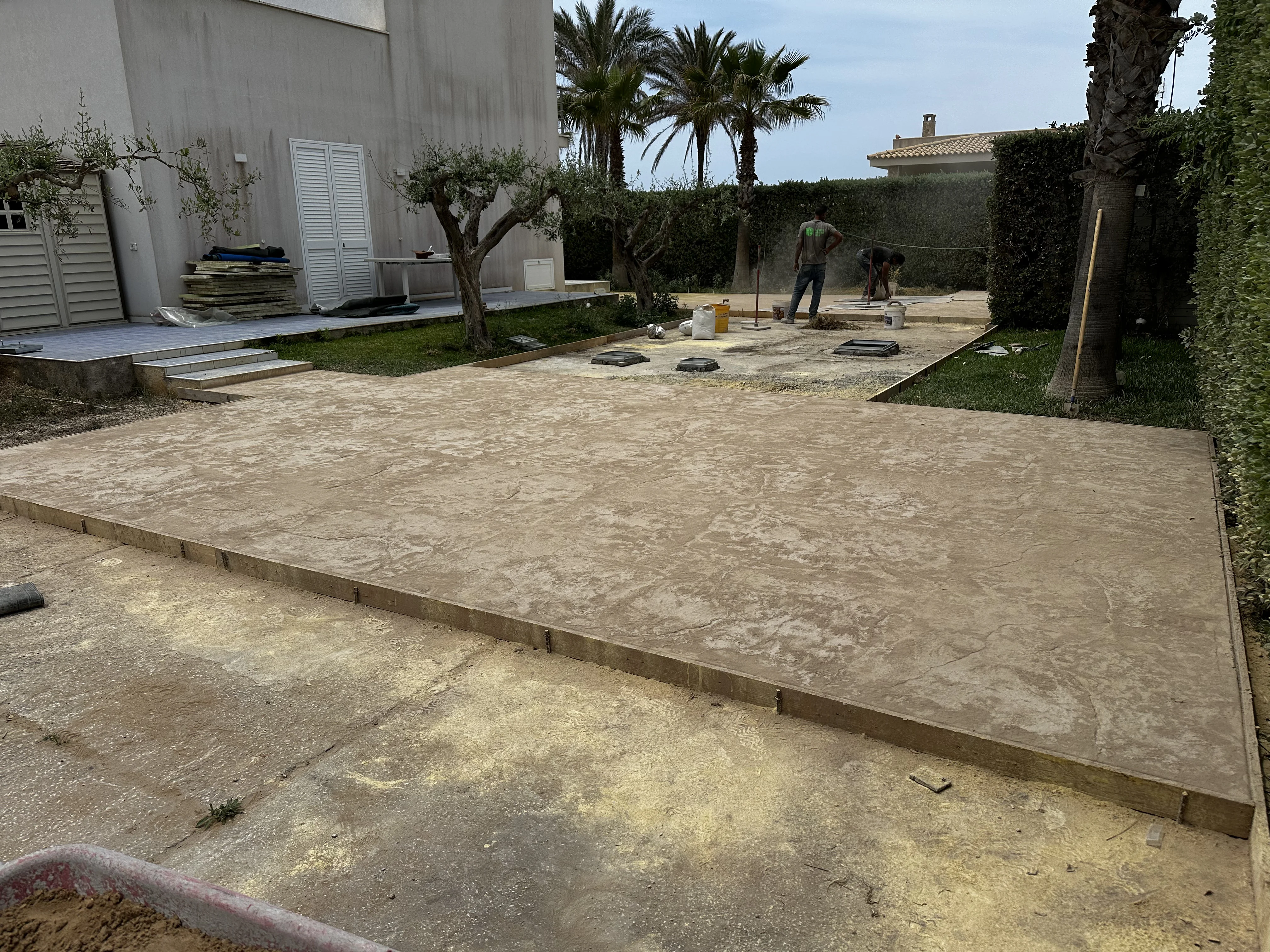Pavimento stampato effetto pietra per giardino