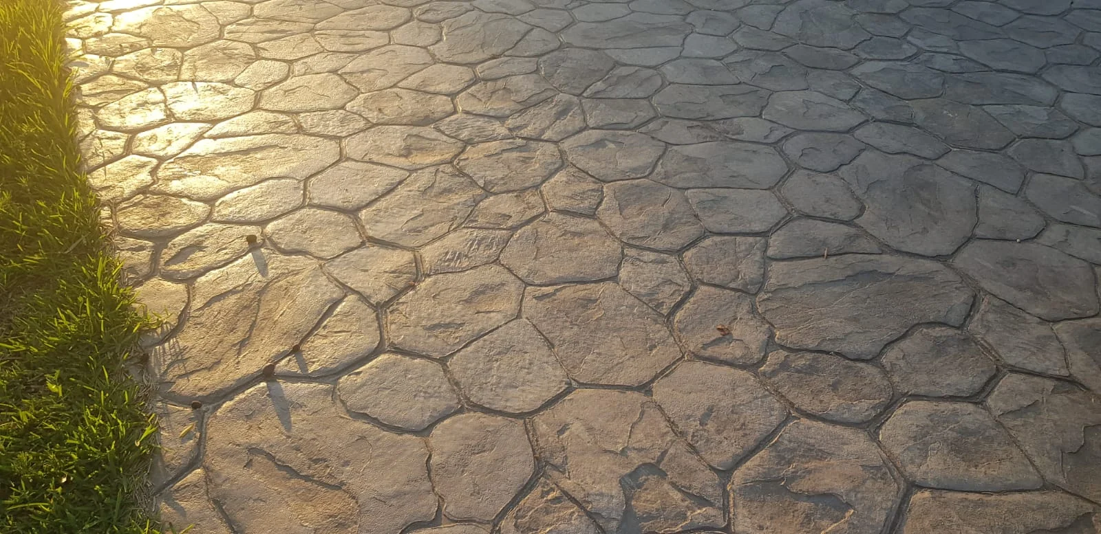 Pavimento in cemento stampato effetto pietra