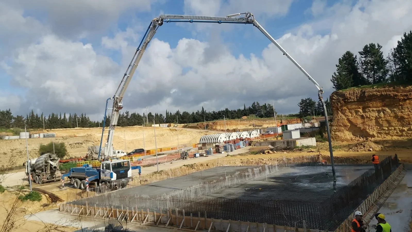 Scarico di calcestruzzo preconfezionato in cantiere