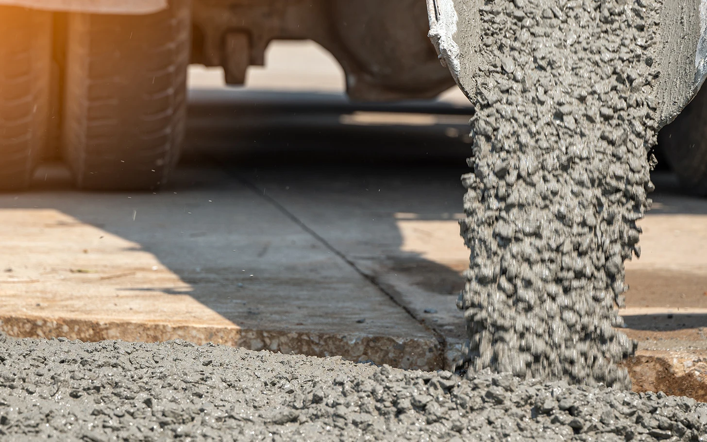 Getto di calcestruzzo preconfezionato da autobetoniera in cantiere