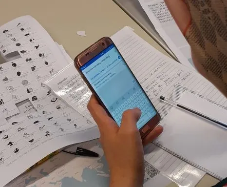 Je-lie, formation inclusion, présentation d'un smartphone