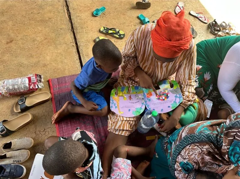 Je-lie, maman et son enfant qui lisent dans les DOM TOM, formation parentalité
