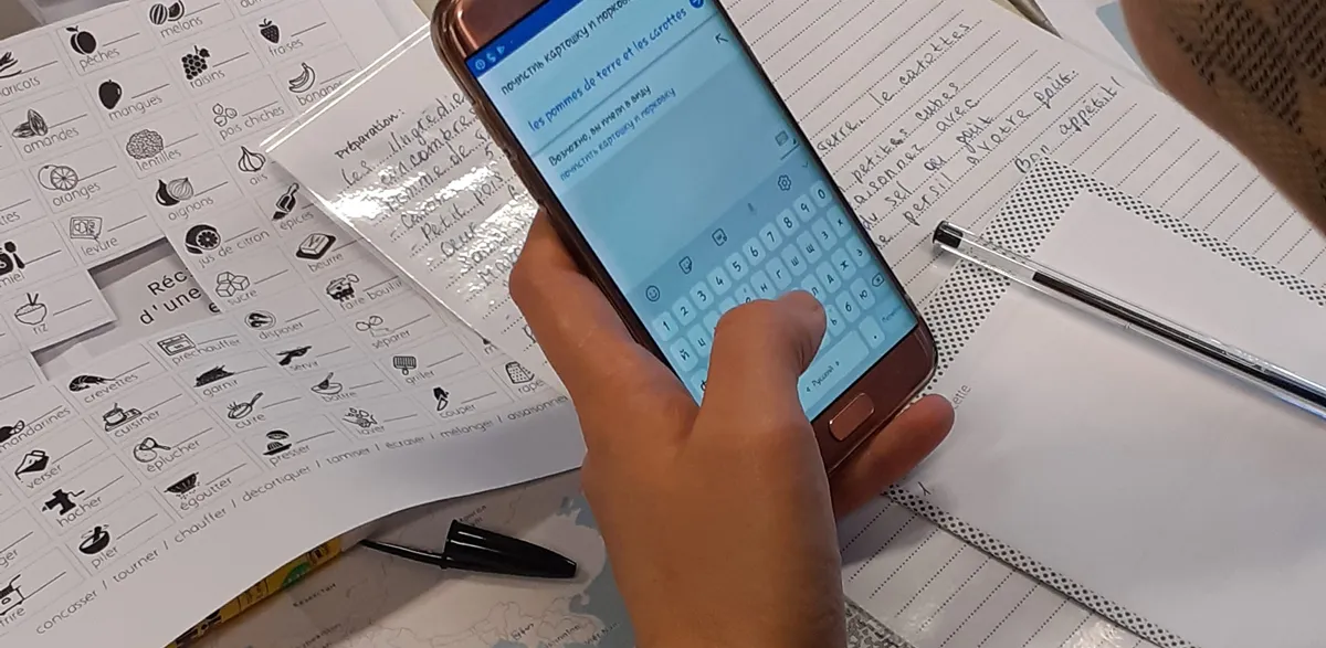 Je-lie, formation inclusion, présentation d'un smartphone