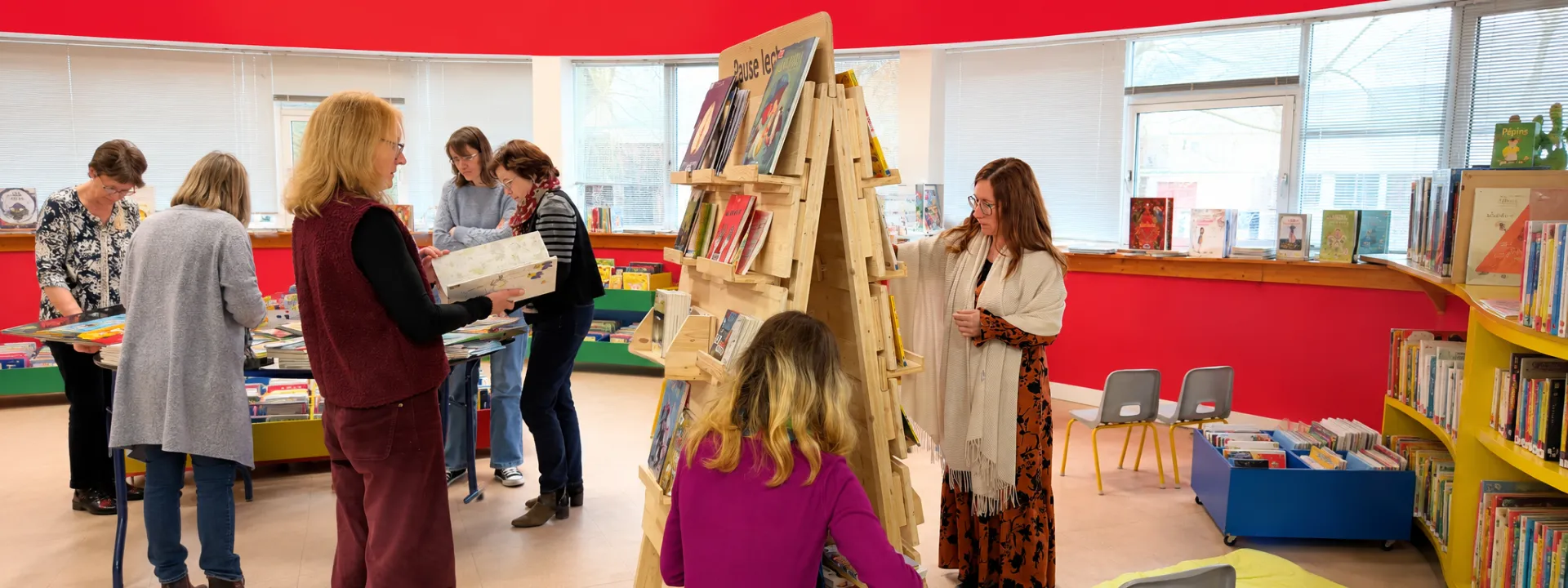 Je-lie,  Bibliothèque avec une installation Facile à Lire de présentation de livres 