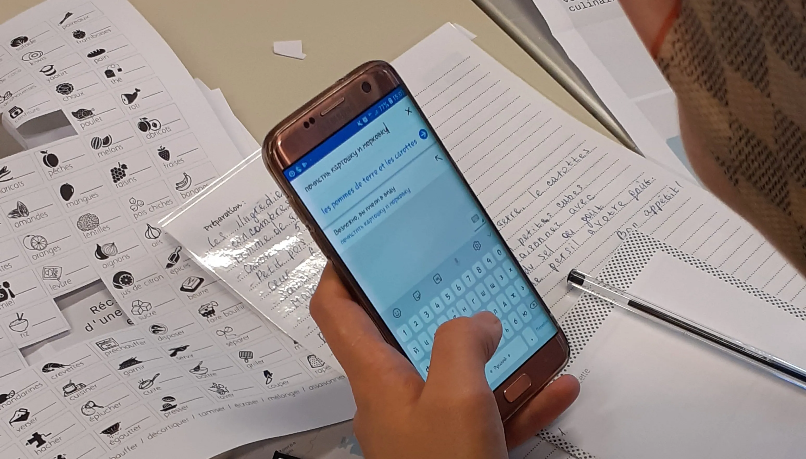 Main avec un smartphone dans le cadre d'une formation sur l'inclusion Je-lie