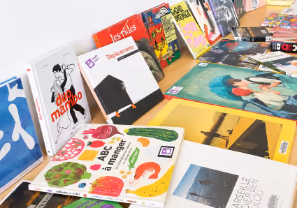 Table avec divers livres dans le cadre du  Facile à lire