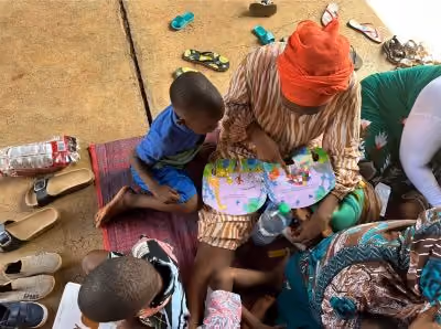 Je-lie, avec avec un enfant autour d'un livre