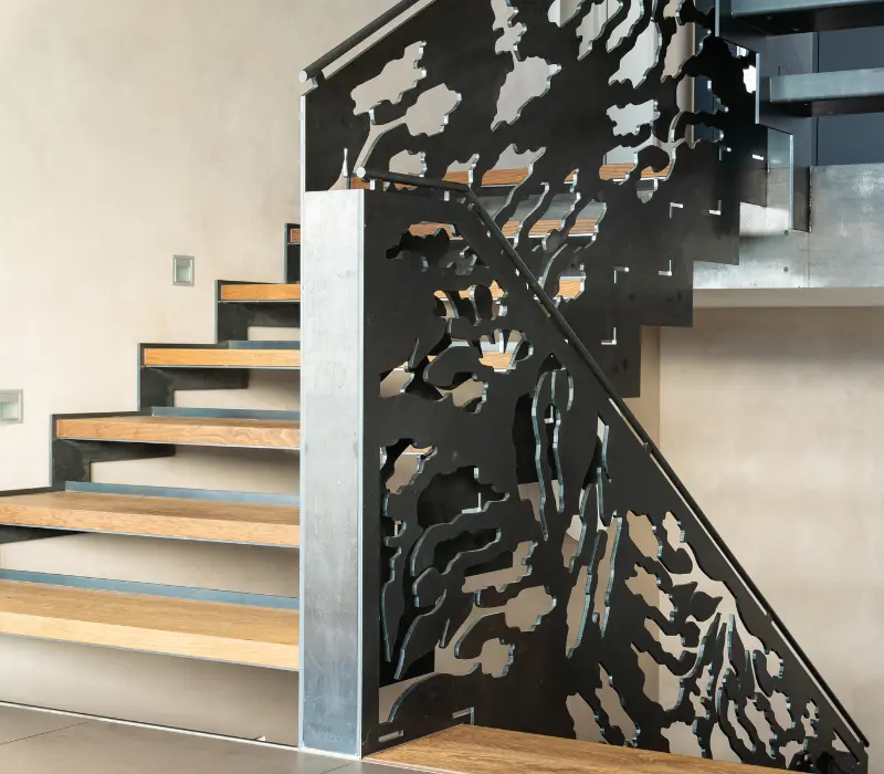 Escalier métallique avec garde-corps en acier sur mesure