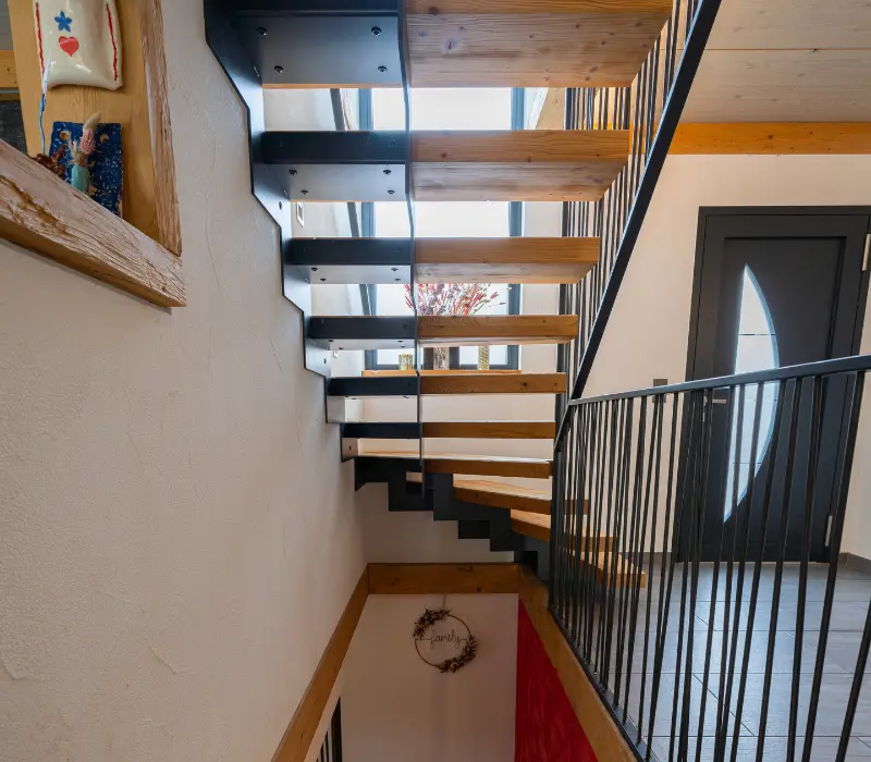 Escalier métallique avec garde-corps en acier sur mesure