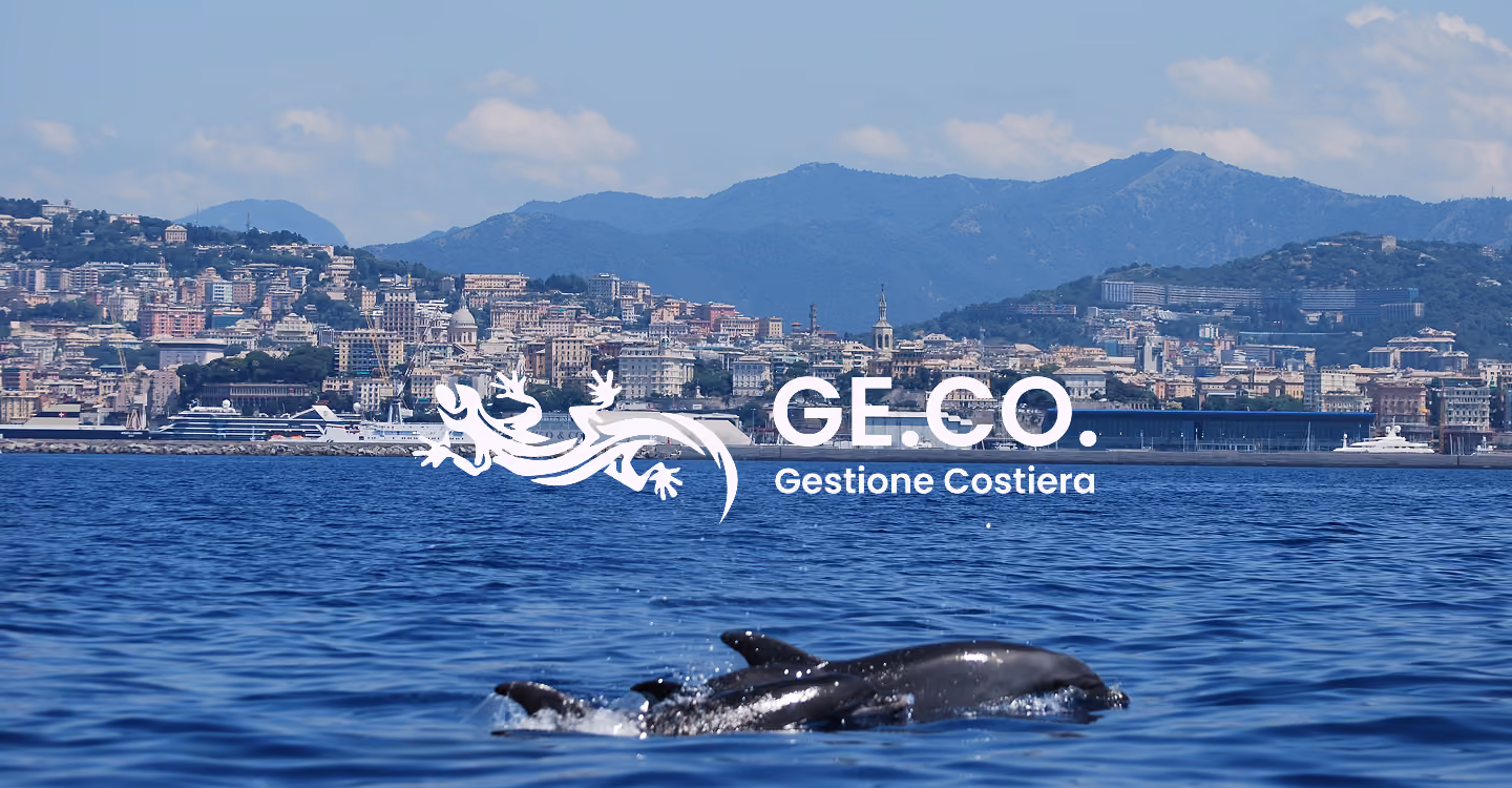 Porto di Genova con logo GE.CO. Gestione Costiera e due delfini in mare