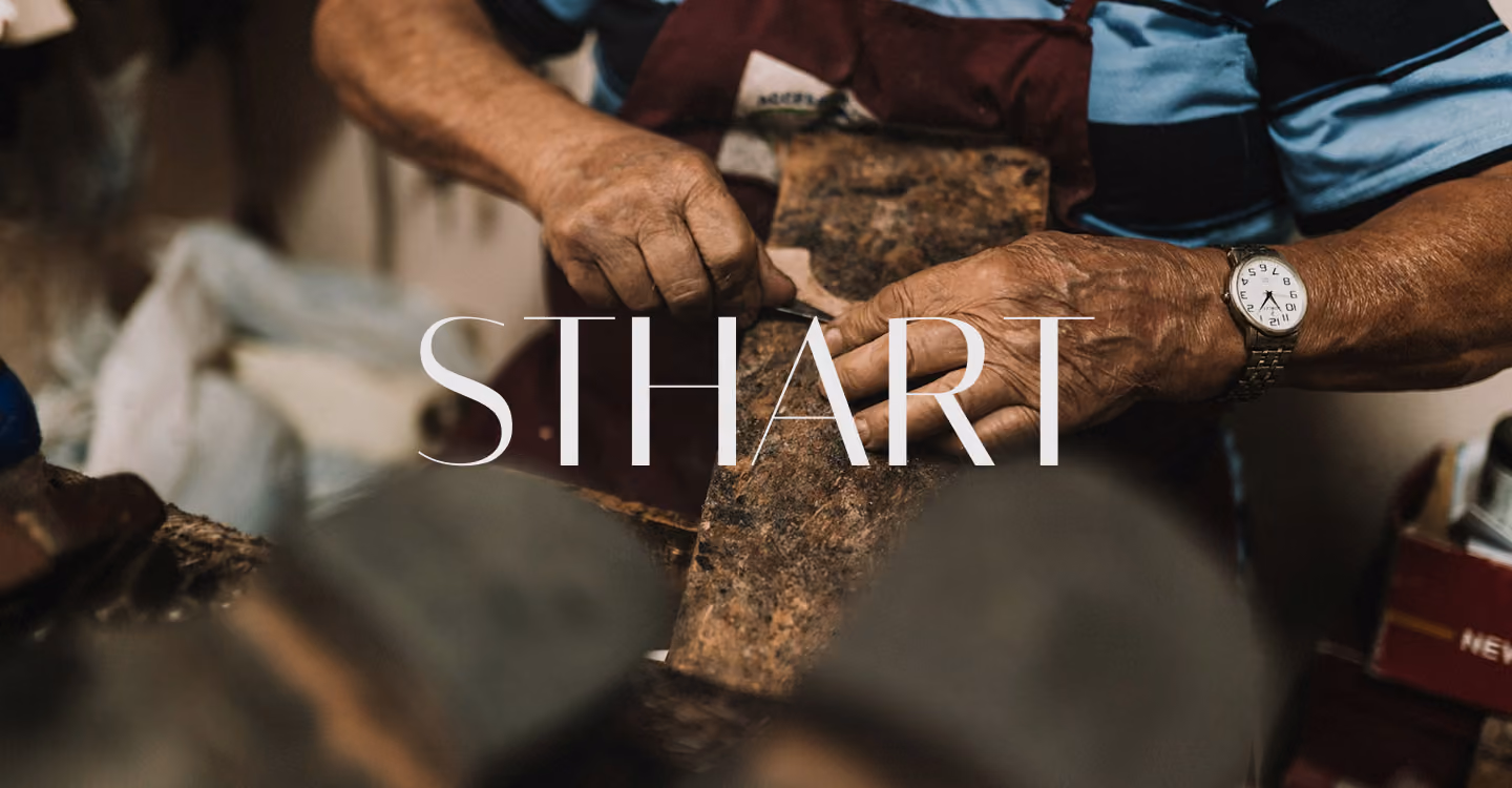 Mani di un artigiano calzolaio al lavoro sul cuoio, logo Sthart in sovrimpressione