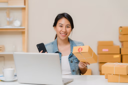 E-Commerce-Unternehmerin prüft Produktbestand zu Hause