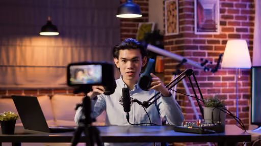 Creator und Influencer beim Aufnehmen eines Podcasts mit Headset