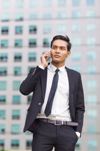 Privatanleger und Investor telefoniert im Freien