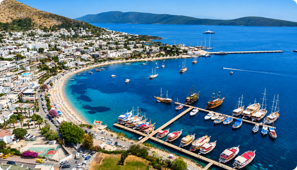 Bucht von Bodrum mit Booten und türkisblauem Wasser