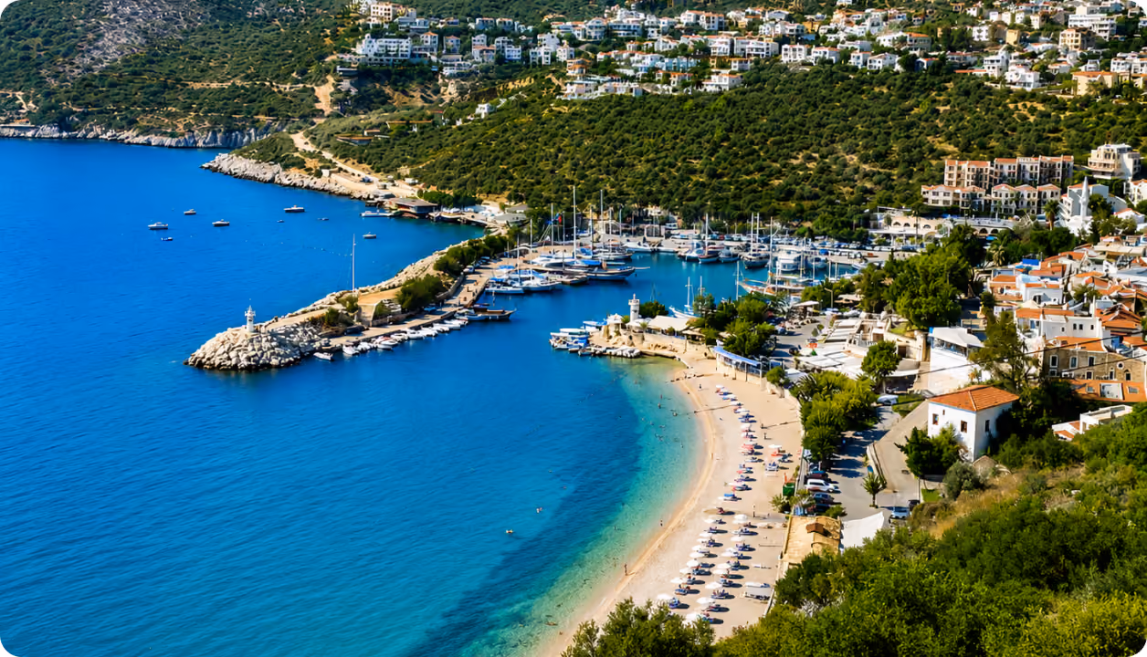 Küste und Yachthafen von Kalkan mit Bergen