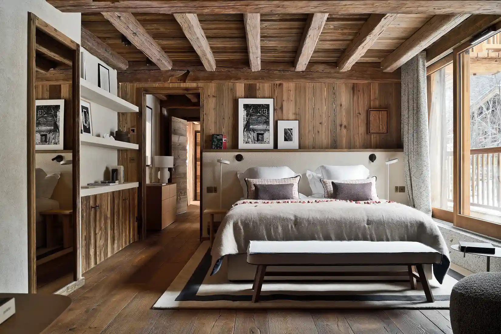 Chambre spacieuse et élégante avec un grand lit, des poutres apparentes et une vue sur la montagne, La Ferme des Drus, Chamonix-Mont-Blanc, France.