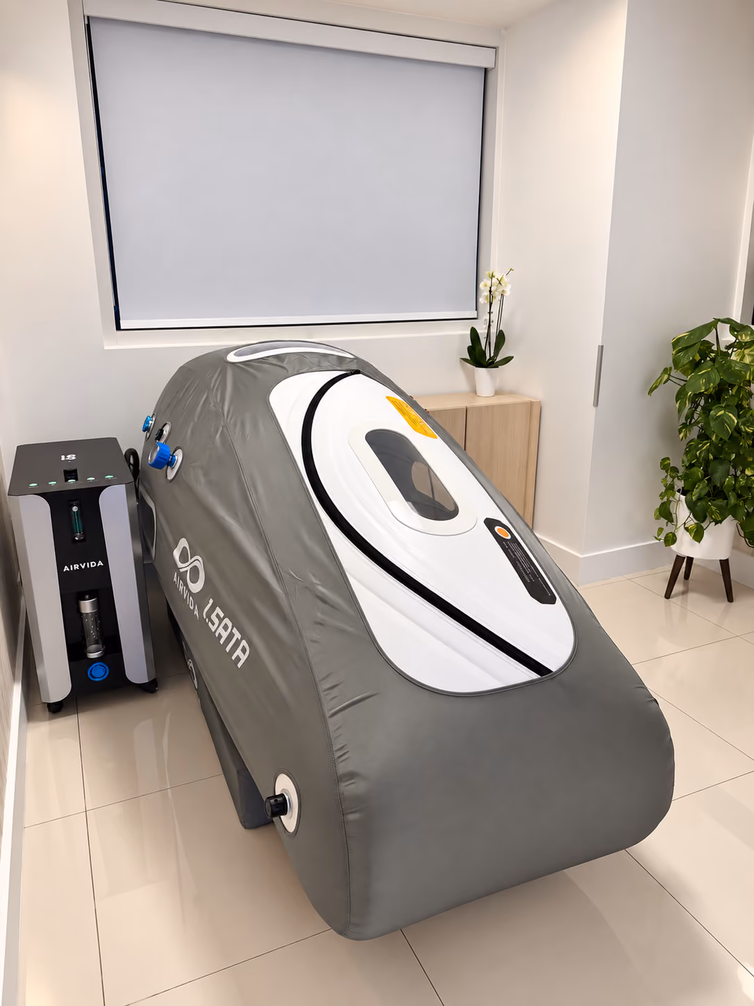 The hyperbaric oxygen chamber in a treatment room at Nexsis BioHealth in Brickell, Miami