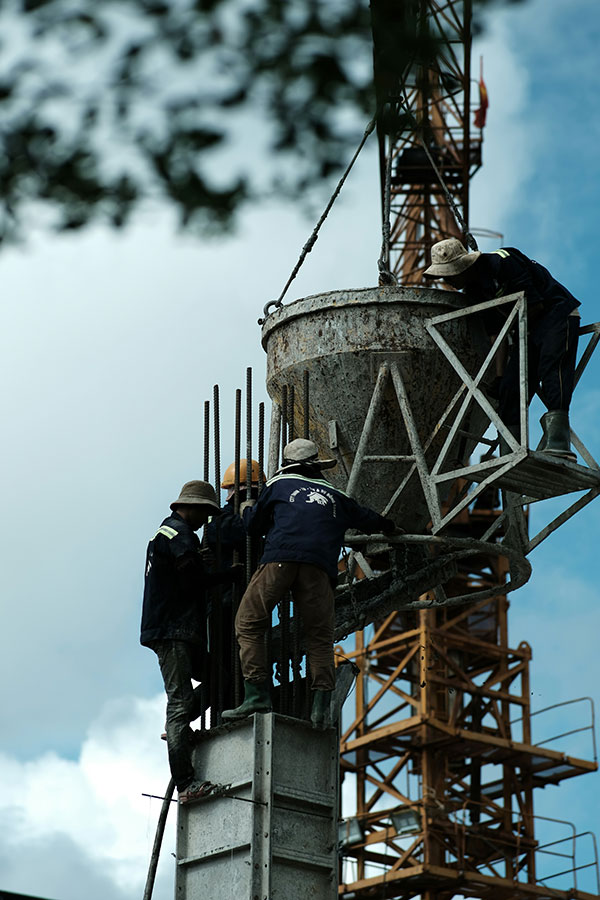 Photo of a telecom team working on a antenna, by Thi Nguyen Duc.