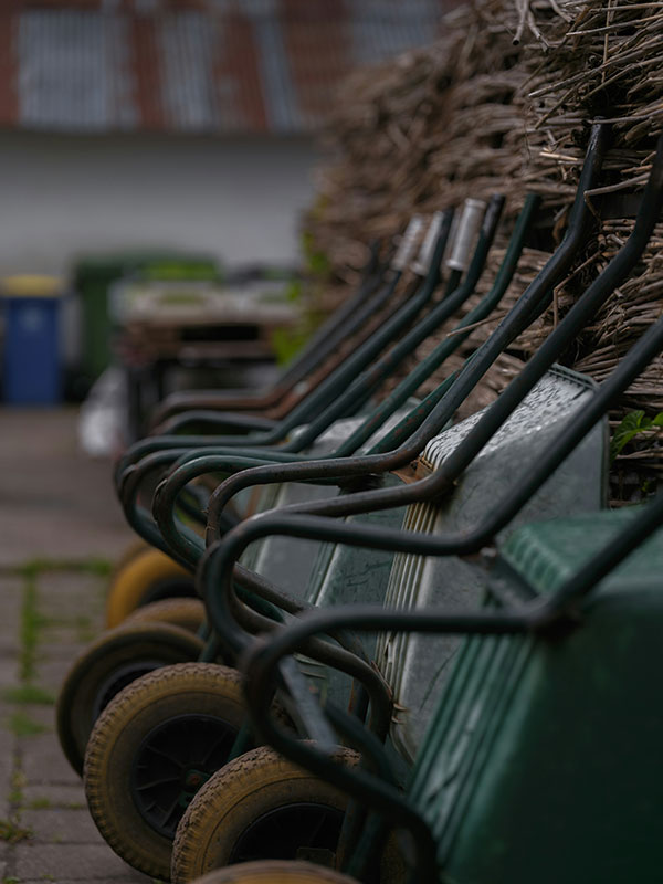 Photo of landscaping equipment by Haberdoedas.