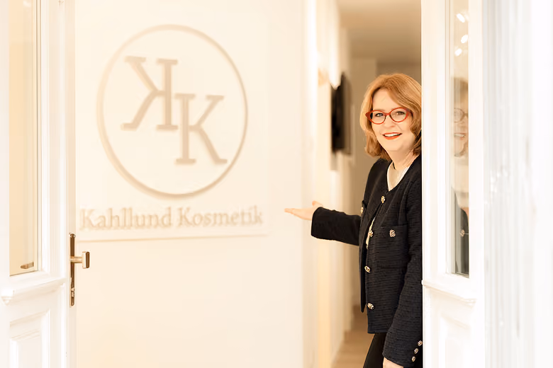 Maike Kahllund öffnet die Tür vom Schönheitssalon Kahllund Kosmetik