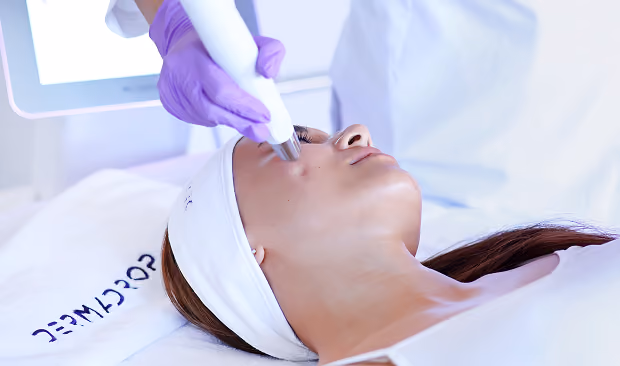 Frau erhält eine professionelle Gesichtsbehandlung mit dem Dermadrop Stift im Kosmetikstudio.