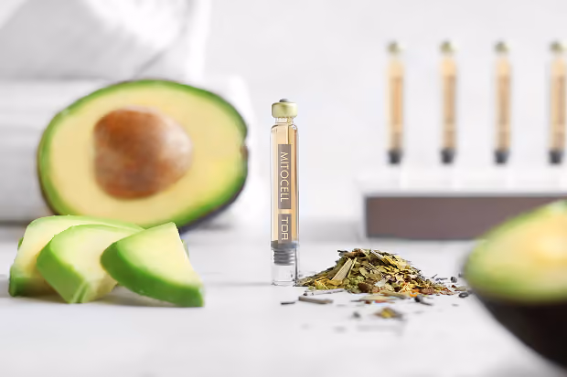 Mitocell Ampulle mit frischer Avocado und getrockneten Kräutern