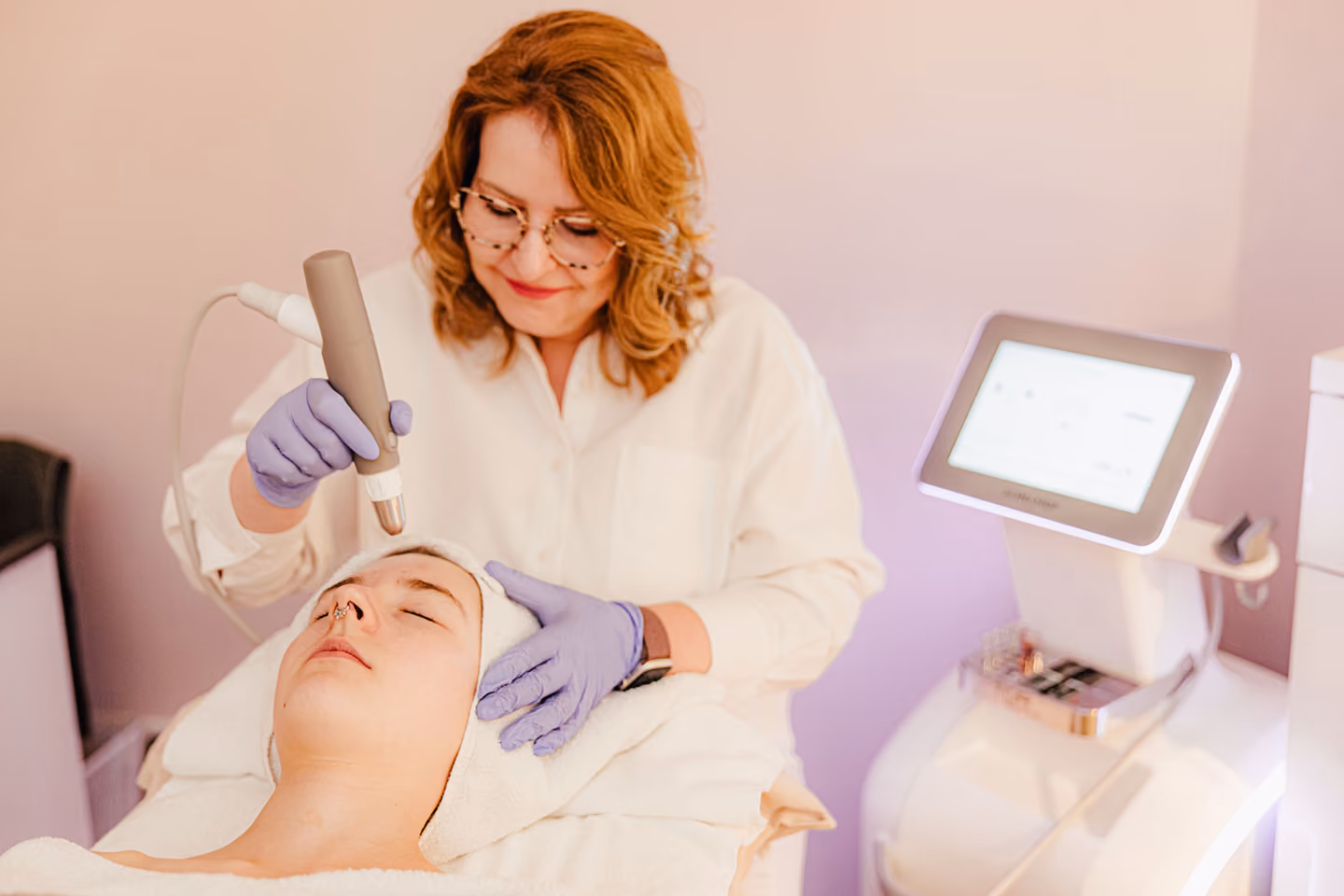 Maike Kahllund führt eine Gesichtsbehandlung mit dem Dermadrop durch.