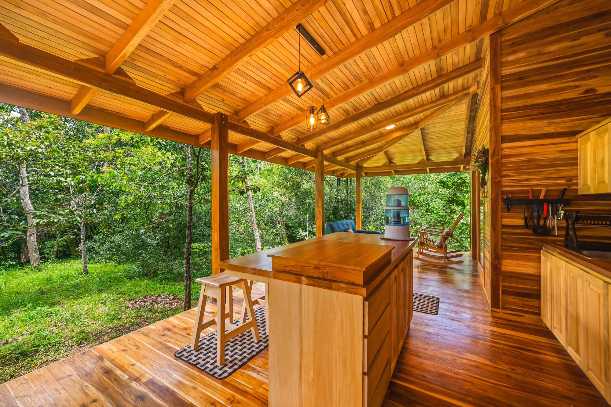 Modern kitchen with premium finishes in a Costa Rica home