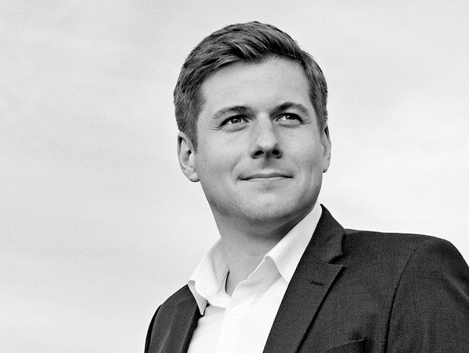 Nicolas Lahovnik blickt mit visionärem Blick nach rechts oben.