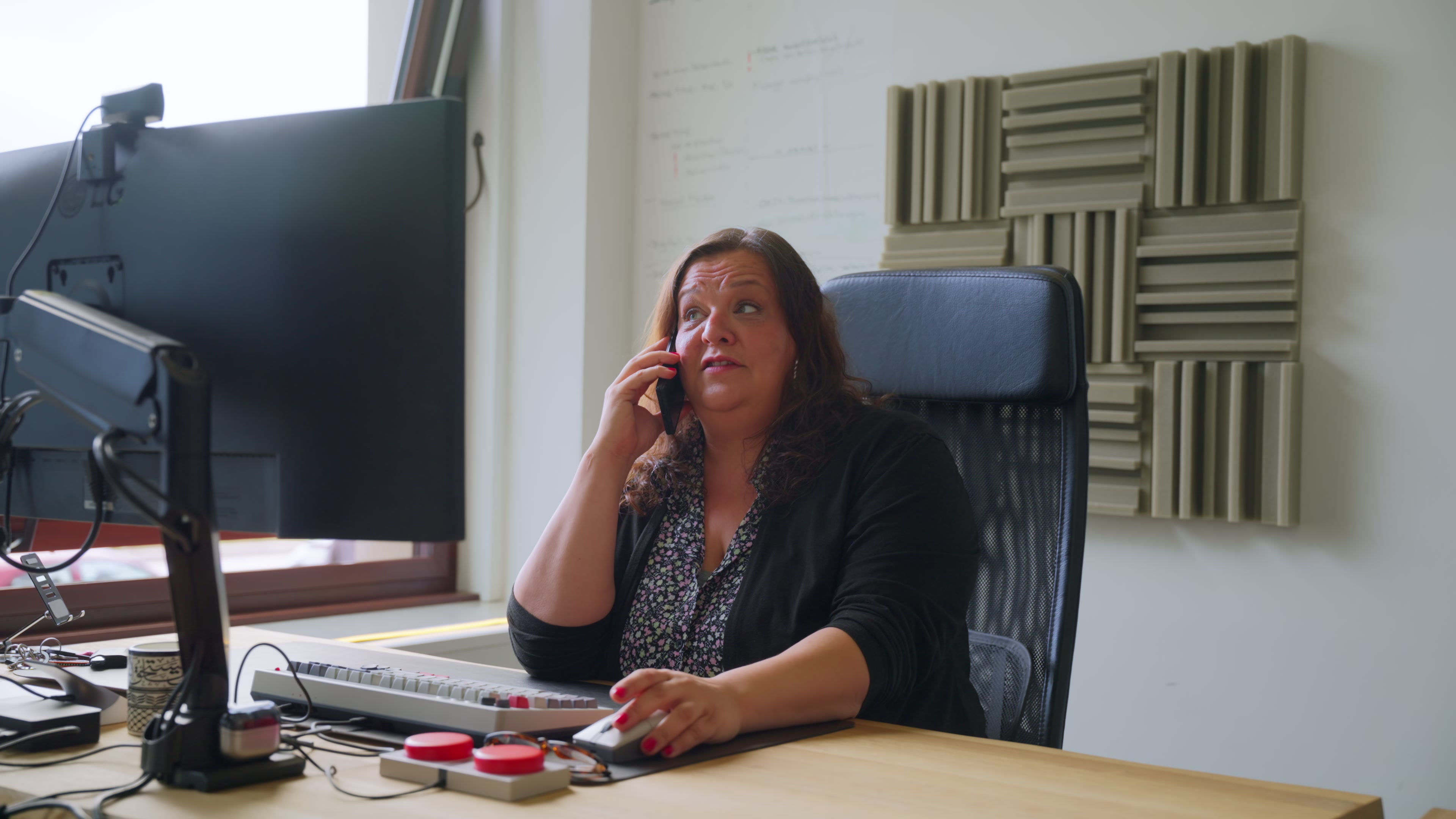 Beraterin von adverit compliance am Telefon
