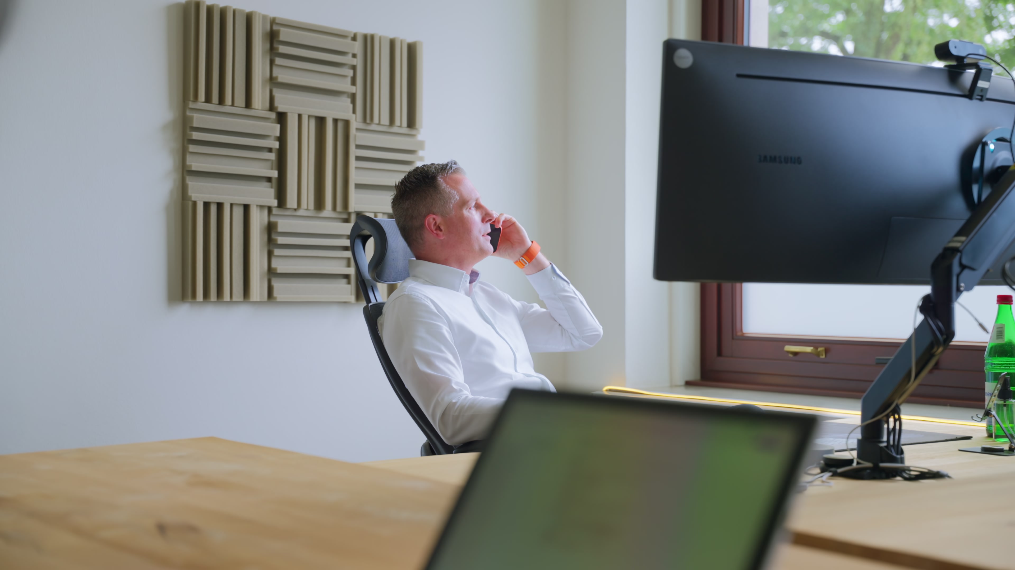 Datenschutzberater von adverit compliance im Telefonat mit einem Kunden